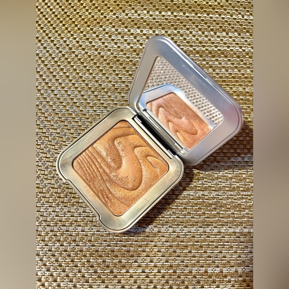 Ariana grande rem Beauty Highlighter miss mars LN 0.28oz